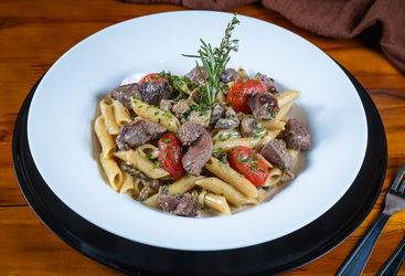 Penne ao molho cremoso de cogumelos e iscas de filet mignon