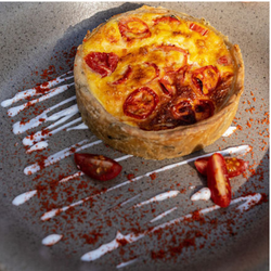 Mini Quiche de dois queijos e tomate cereja