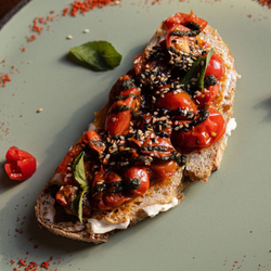 Tomate confitado e pesto de manjericão