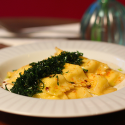 Ravioli com cogumelos e ricota,