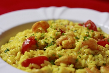 Camarões ao risoto de açafrão da terra