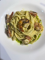 Fettuccine de pesto e camarões grelhados
