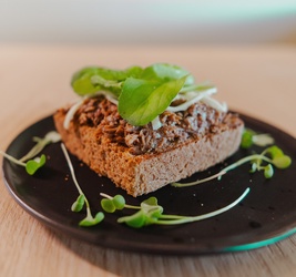 Toast de Carne com Rúcula