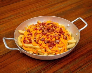 BATATA FRITA COM CHEDDAR E BACON