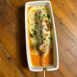 ESPETINHO BOVINO PARMEGIANA
