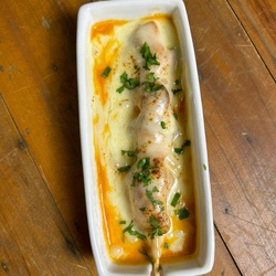 ESPETINHO DE FRANGO PARMEGIANA