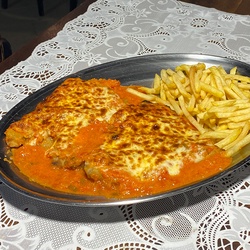 PARMEGIANA COM FRITAS