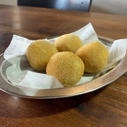 BOLINHO DE MANDIOCA COM CARNE SECA
