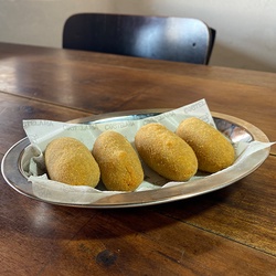 BOLINHOS DE GALINHA CAIPIRA COM PROVOLONE