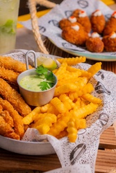 ISCA DE PEIXE COM FRITAS