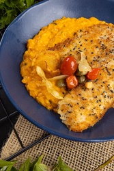 TILÁPIA COM CROSTA DE GRÃOS E ARROZ DE MOQUECA 