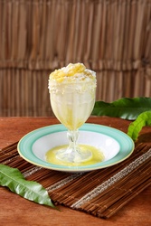 TAÇA DE COCO COM ABACAXI