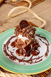 BROWNIE COM CHOCOLATE E NUTELLA