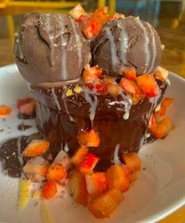 MANATÍ GATEAU CHOCOLATE COM MORANGO