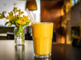 SUCO DE MANGA, ABACAXI E AGUÁ DE COCO