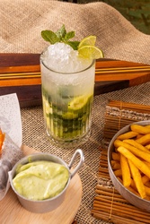 MOJITO TRADICIONAL OU FRUTAS VERMELHAS