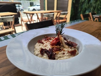 Risoto de Queijo Brie com Parma Crocante