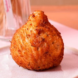 Coxinha de frango com requeijão