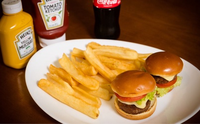 KIDS DOUBLE MINI BURGUER COM FRITAS