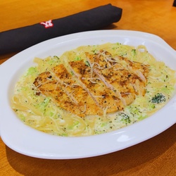 CHICKEN BRÓCOLIS E FETTUCCINE