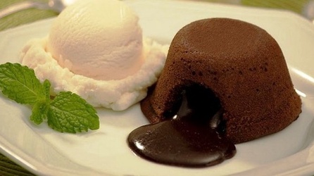 Petit Gateau De Chocolate Com Sorve