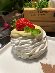 Pavlova de Pistache com frutas vermelhas