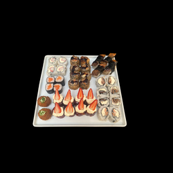 9975. Combinado Santa Sushi (26 und): 4 shake salmão 4 hot filadélfia de salmão 4 uramaki skin 4 uramaki kani Filadélfia 4 niguiri skin salmão 4 sushi conteporâneo 2 bolinho de salmão 