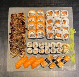 Combinado Salmão Crispy (26 Unidades): 4 hot fila 4 uramaki fila 4 uramaki skin 8 hossomaki skin 3 niguiri salmão 3 niguiri skin.