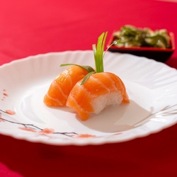 Niguiri de salmão (2 peças)