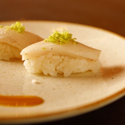 Niguiri de peixe branco (2 peças)